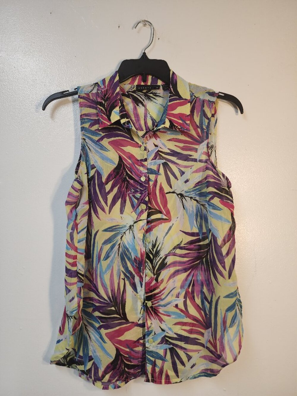 Attention polyester tropical leaves sleeveless shirt button front Large